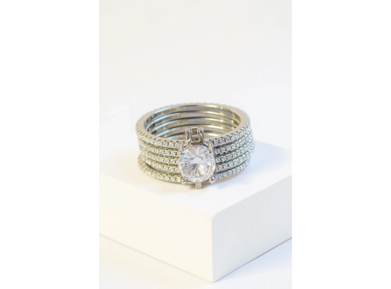 Gümüş Renk Tektaş Detaylı Taşlı Yüzük