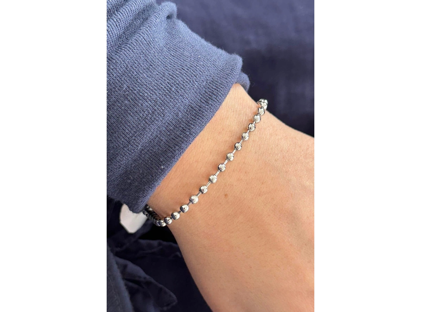 Gümüş Renk Top Detaylı Bileklik