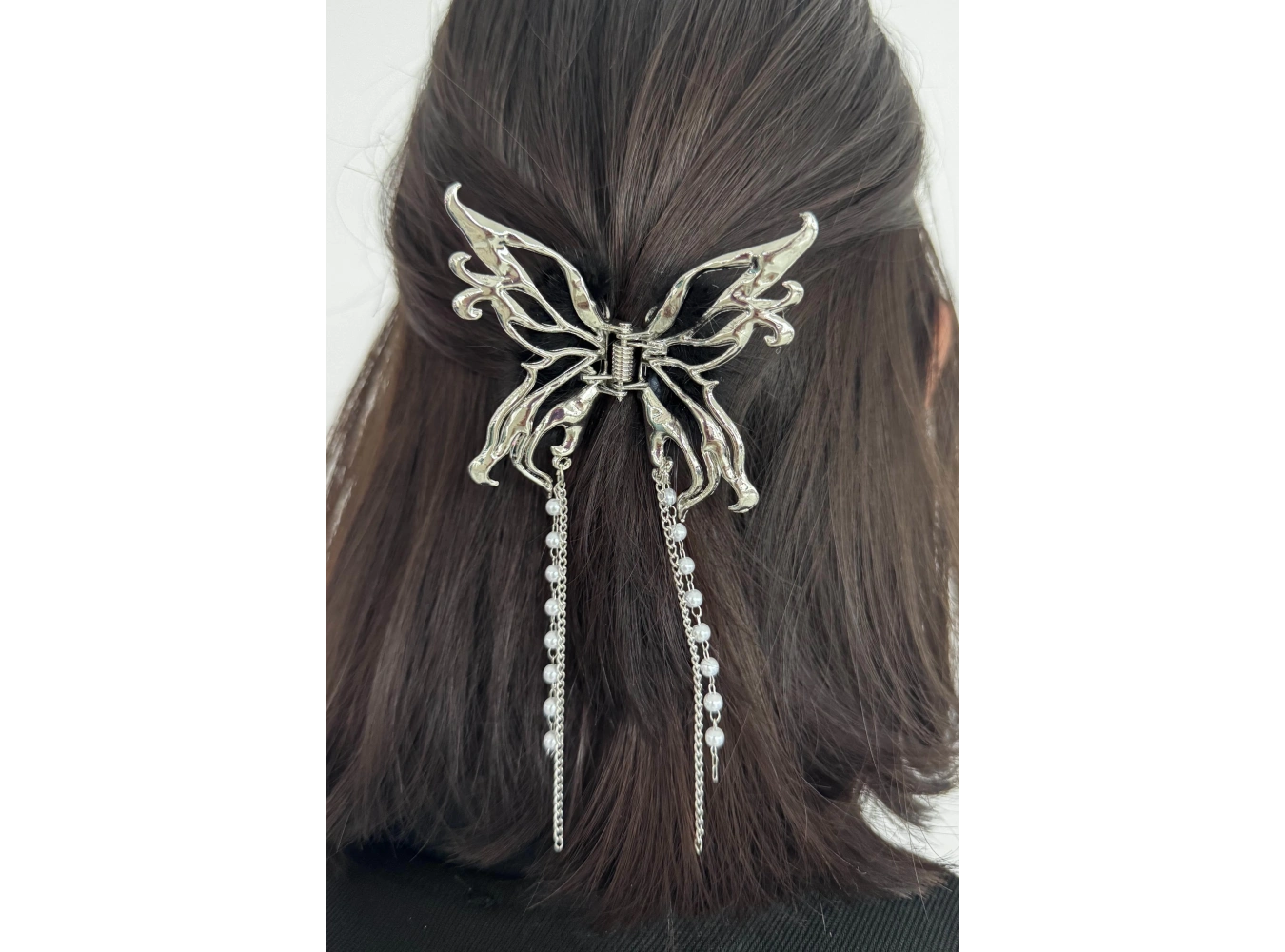 Gümüş Renk Tüy Ve İnci Detaylı Kelebek Figürlü Sallantılı Metal Mandal Toka