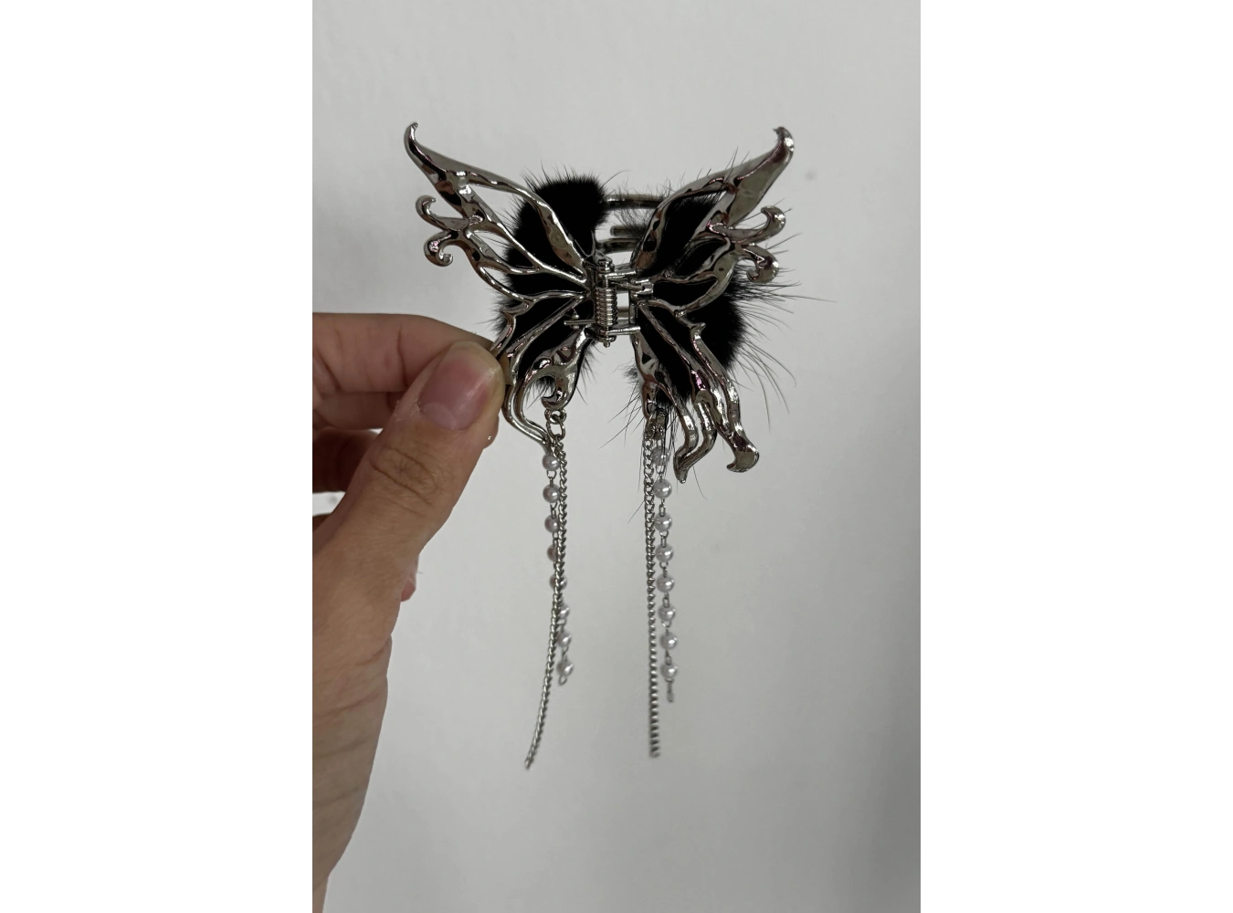 Gümüş Renk Tüy Ve İnci Detaylı Kelebek Figürlü Sallantılı Metal Mandal Toka