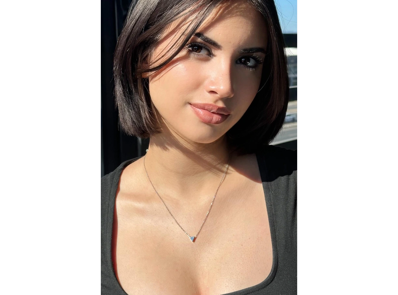 Gümüş Renk Üçgen Figürlü Kolye