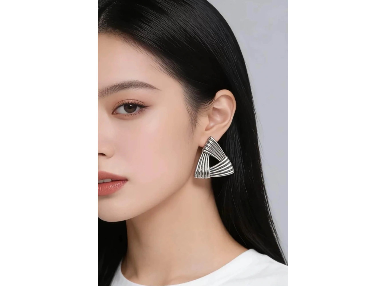 Gümüş Renk Üçgen Figürlü Küpe (Çift)