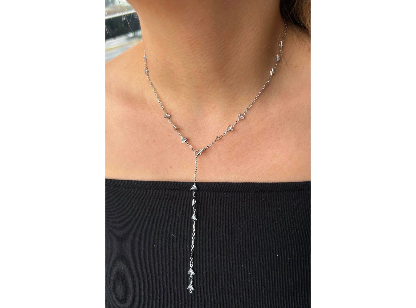 Gümüş Renk Üçgen Figürlü Taş Detaylı Çelik Y Kolye