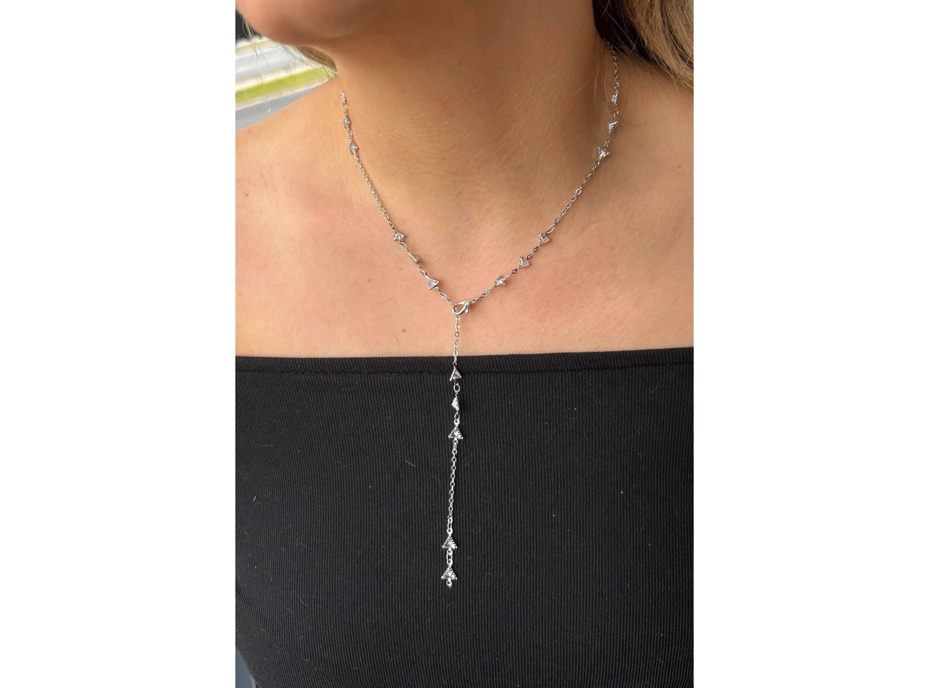 Gümüş Renk Üçgen Figürlü Taş Detaylı Çelik Y Kolye