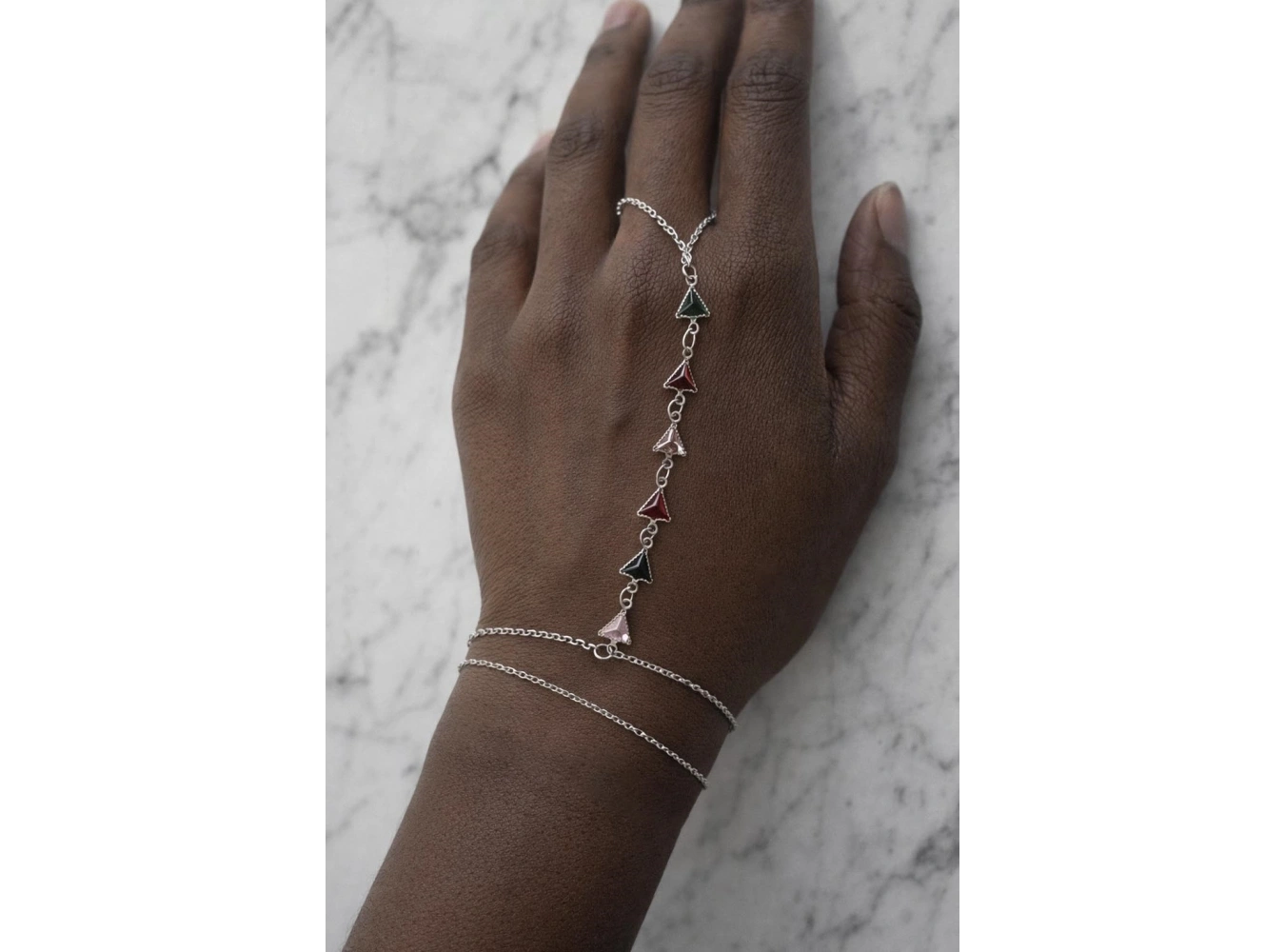 Gümüş Renk Üçgen Taşlı Çelik Şahmeran