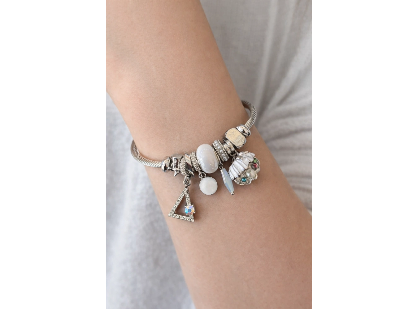 Gümüş Renk Üçgen Ve İstiridye Detaylı Çelik Pandora Bileklik