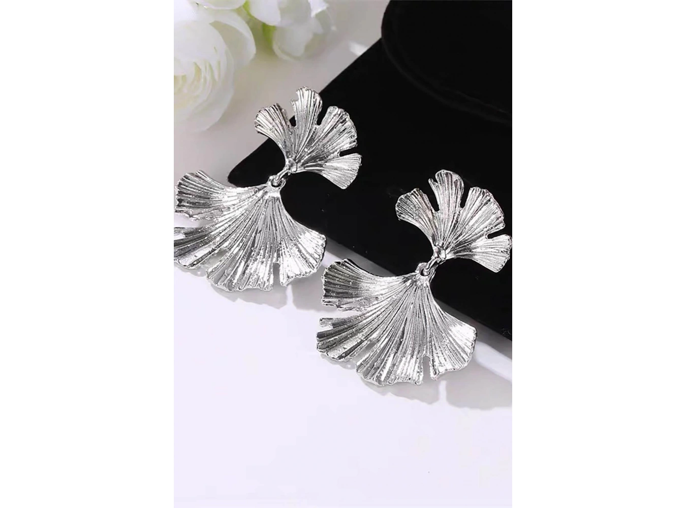 Gümüş Renk Yaprak Figürlü Küpe (Çift)