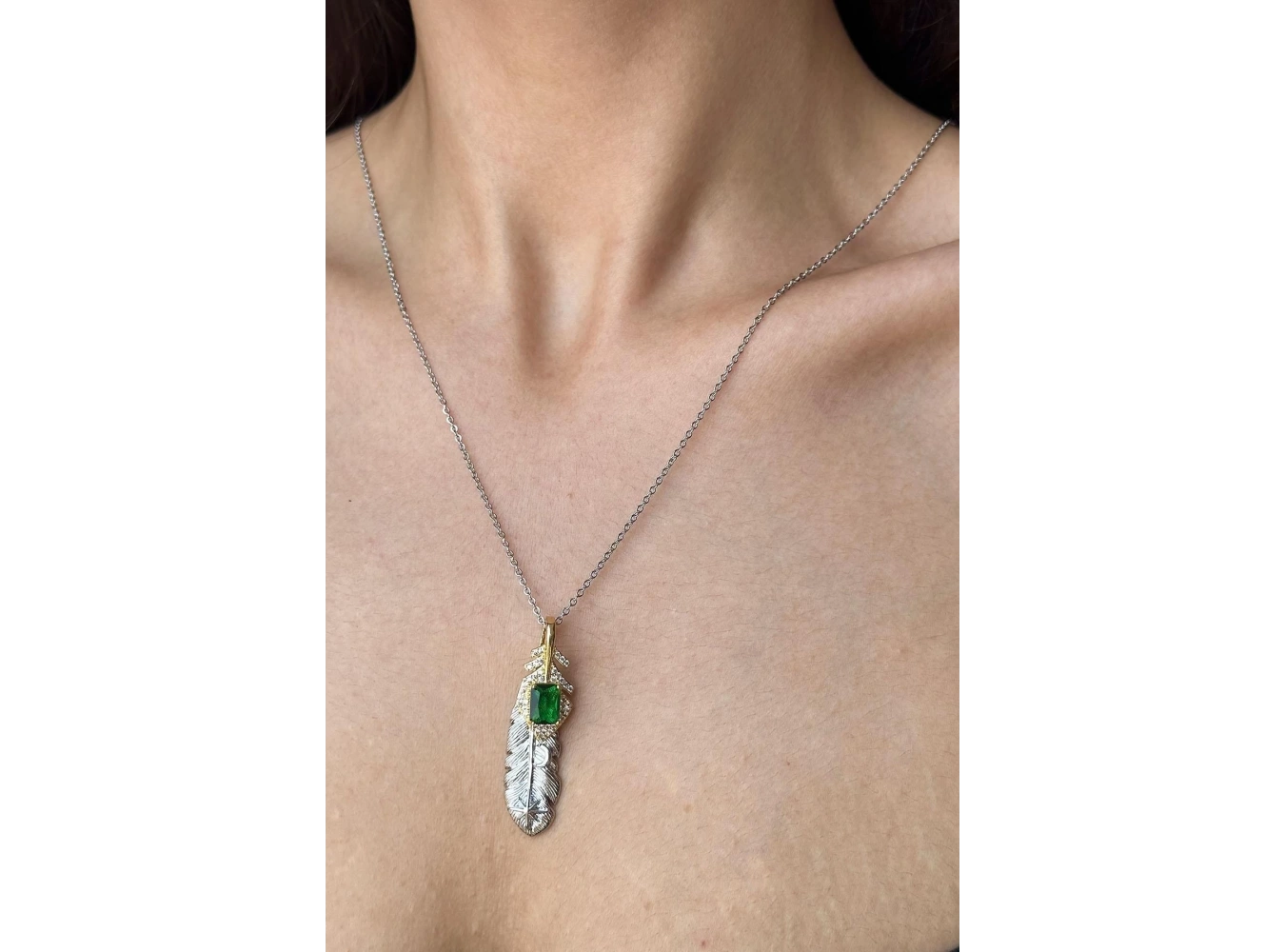 Gümüş Renk Yaprak Figürlü Taş Detaylı Kolye