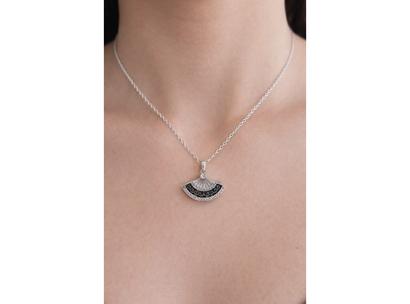 Gümüş Renk Yelpaze Figürlü Çelik Kolye