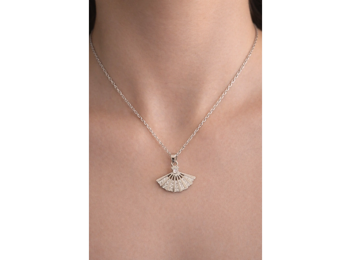 Gümüş Renk Yelpaze Figürlü Çelik Kolye