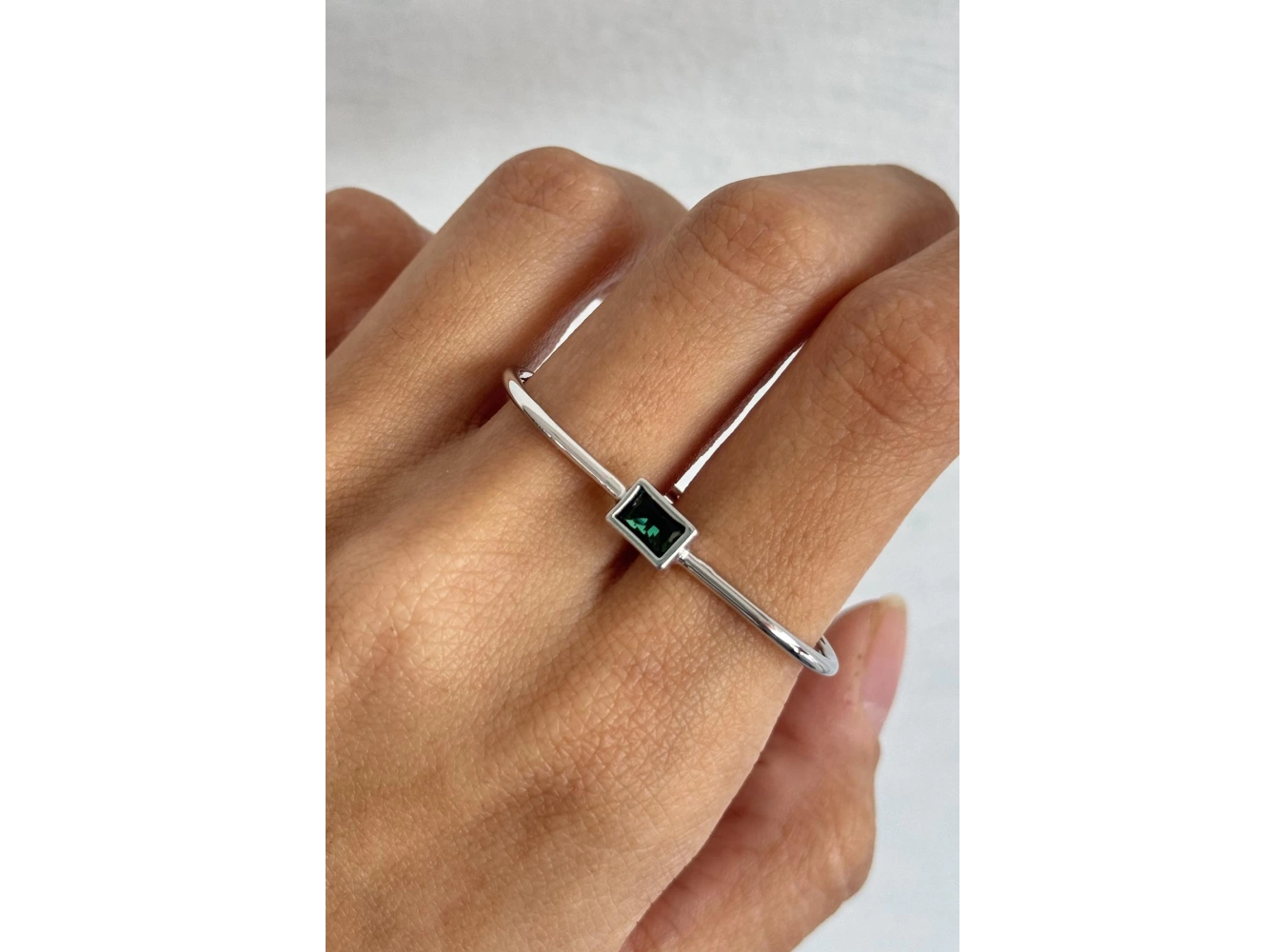 Gümüş Renk Yeşil Taş Detaylı İki Parmak Tasarım Yüzük