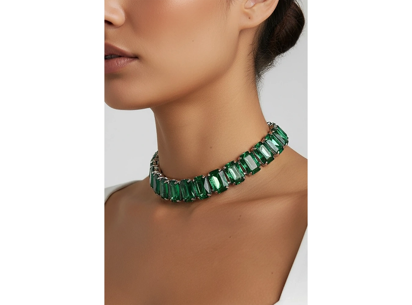 Gümüş Renk Yeşil Taş Detaylı Tasarım Abiye Kolye