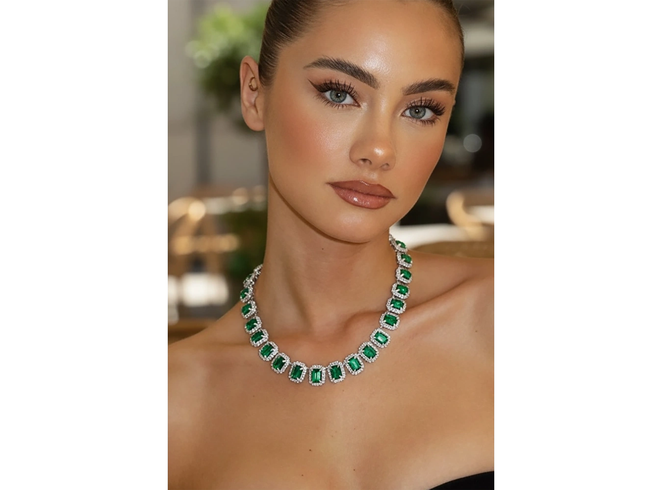 Gümüş Renk Yeşil Taş Detaylı Tasarım Abiye Kolye