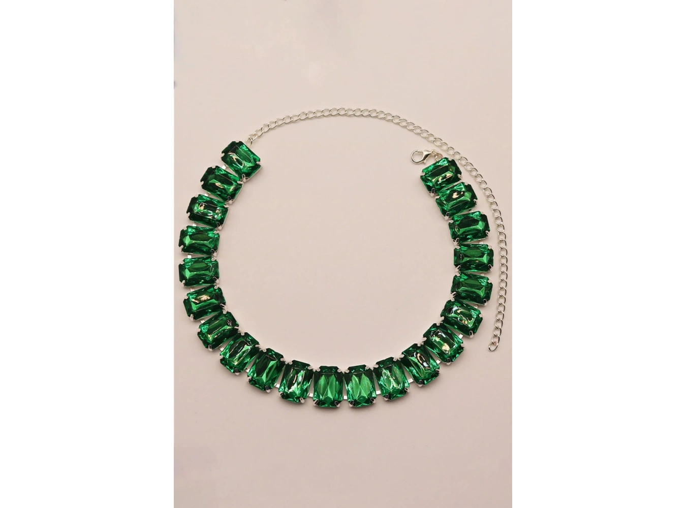 Gümüş Renk Yeşil Taş Detaylı Tasarım Abiye Kolye