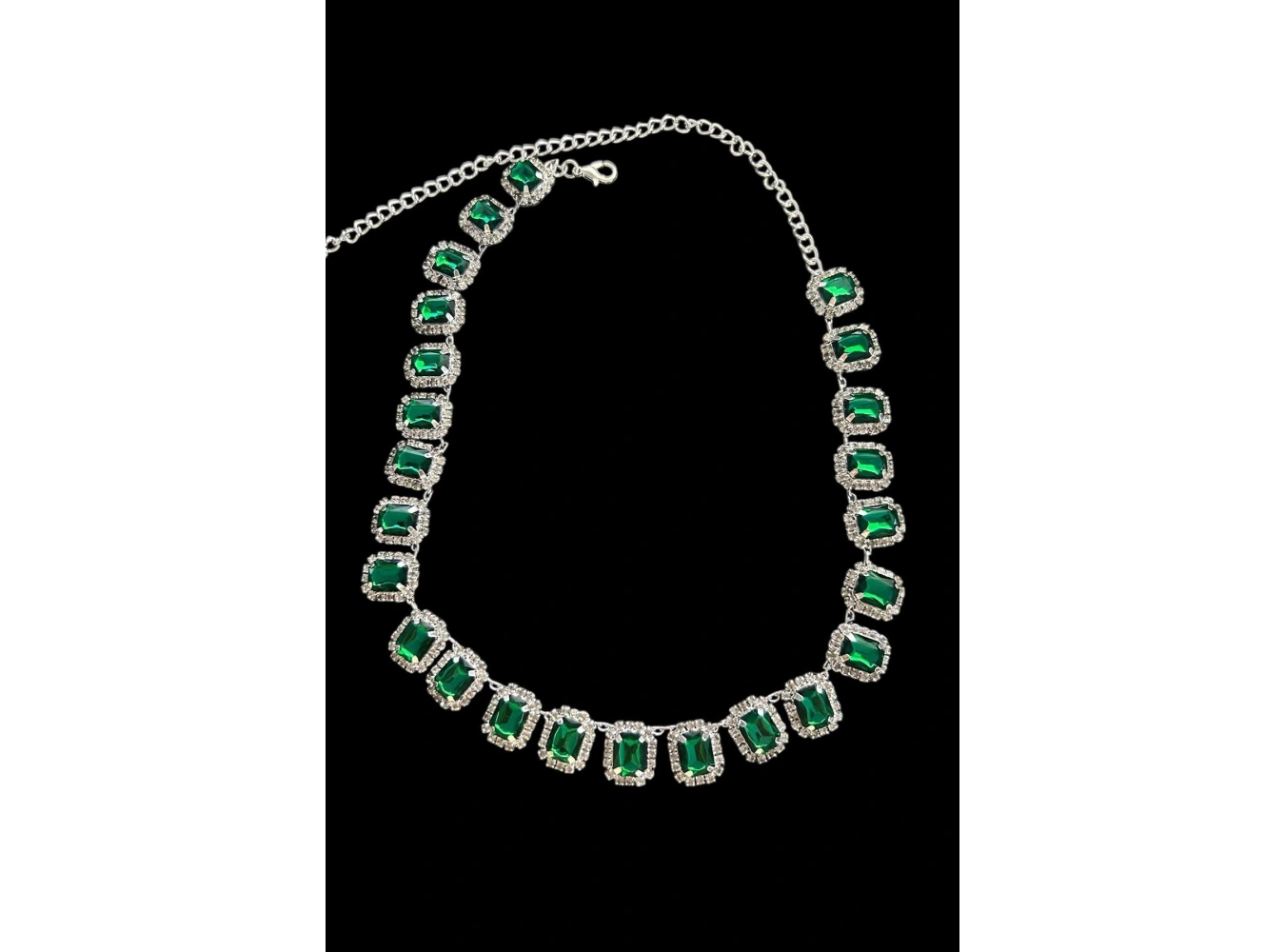 Gümüş Renk Yeşil Taş Detaylı Tasarım Abiye Kolye