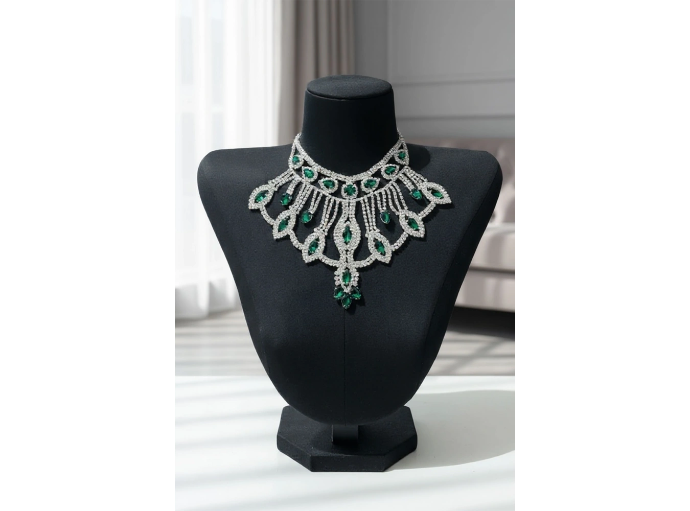 Gümüş Renk Yeşil Taş Detaylı Tasarım Abiye Kolye