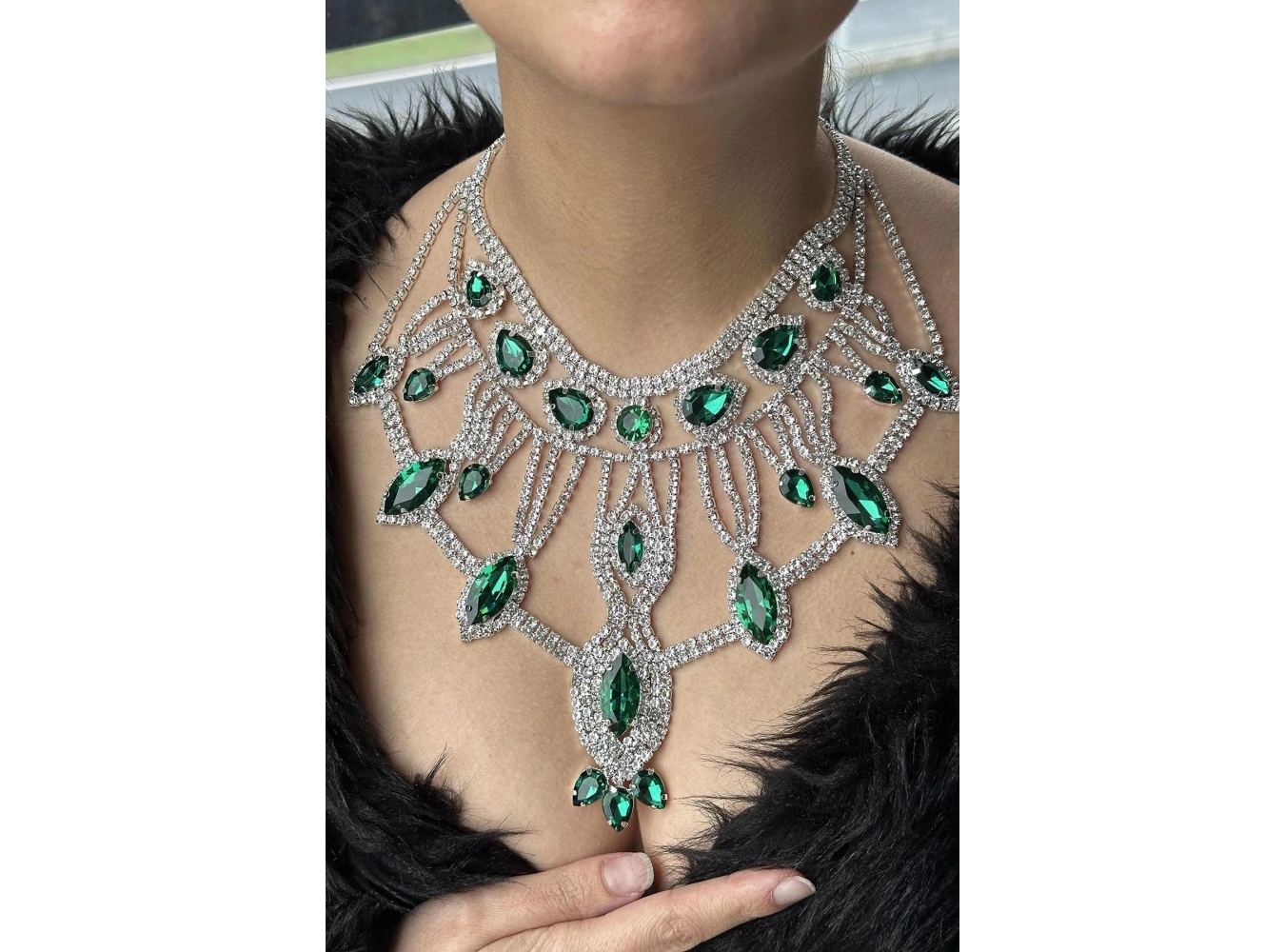 Gümüş Renk Yeşil Taş Detaylı Tasarım Kolye