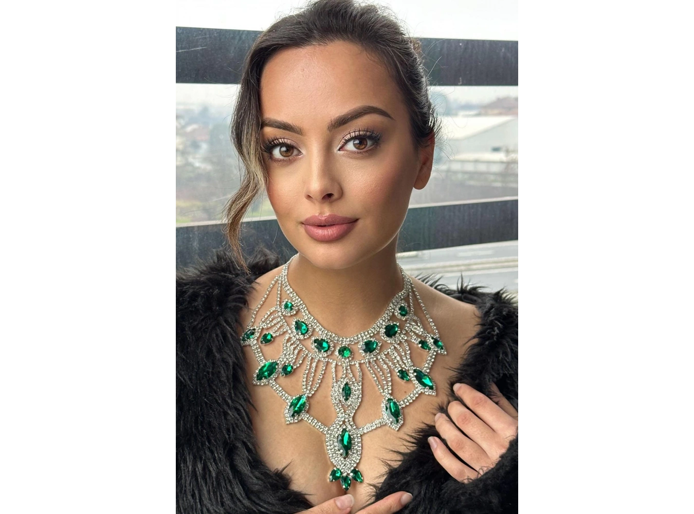 Gümüş Renk Yeşil Taş Detaylı Tasarım Kolye