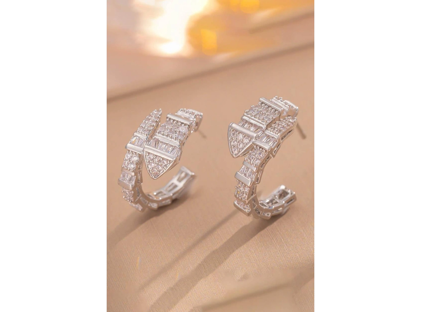 Gümüş Renk Yılan Figürlü Taş Detaylı 14K Altın Kaplama Küpe (Çift)