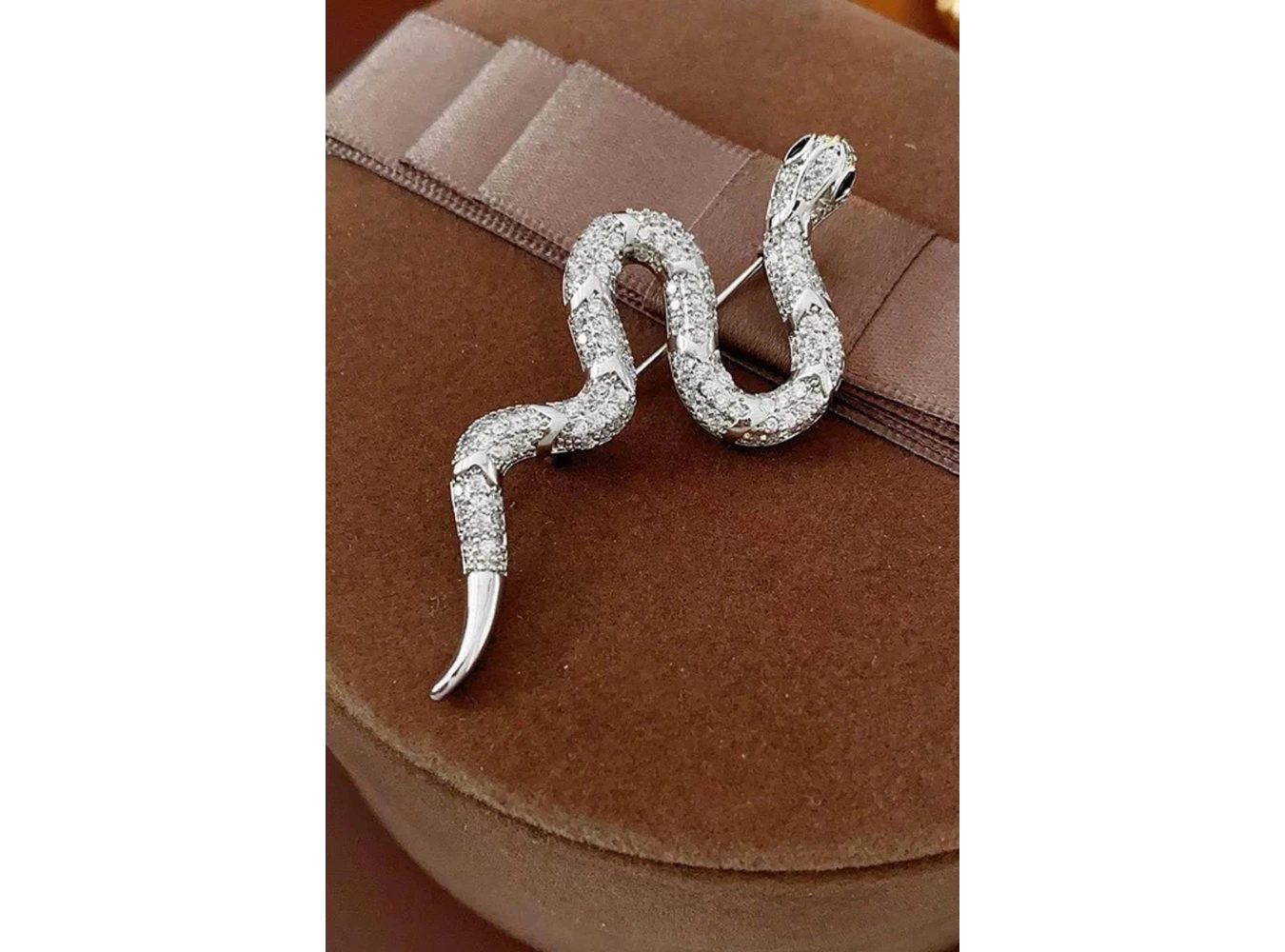 Gümüş Renk Yılan Figürlü Taş Detaylı Broş