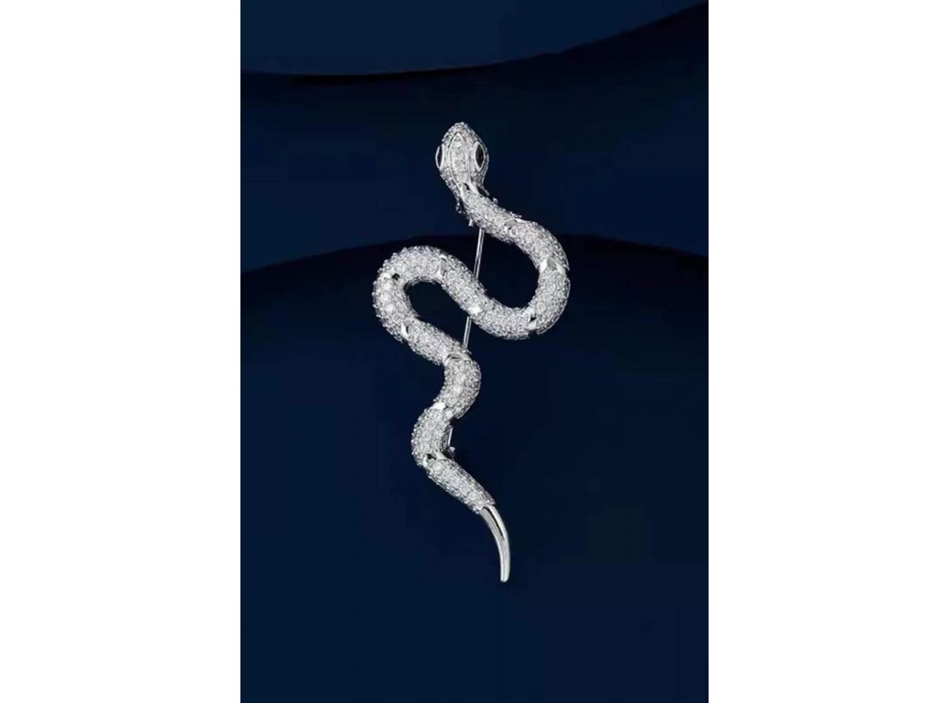 Gümüş Renk Yılan Figürlü Taş Detaylı Broş