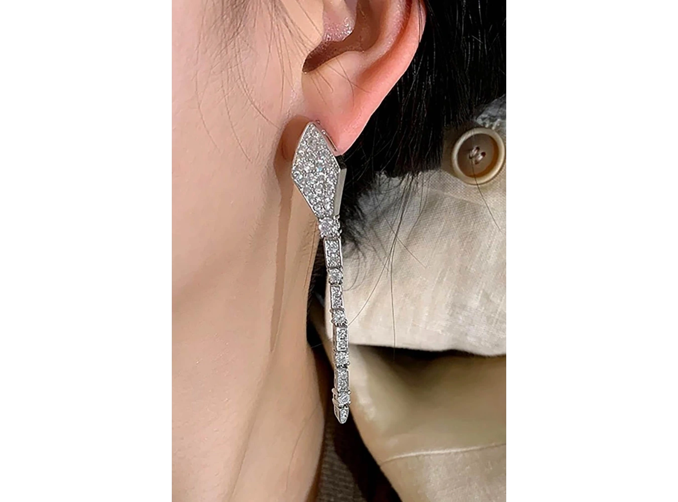 Gümüş Renk Yılan Figürlü Taş Detaylı Küpe (Çift)