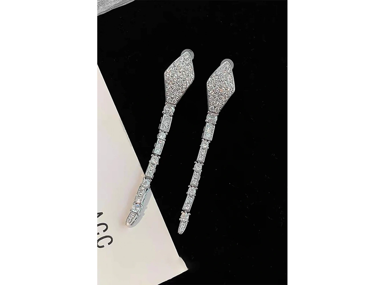 Gümüş Renk Yılan Figürlü Taş Detaylı Küpe (Çift)