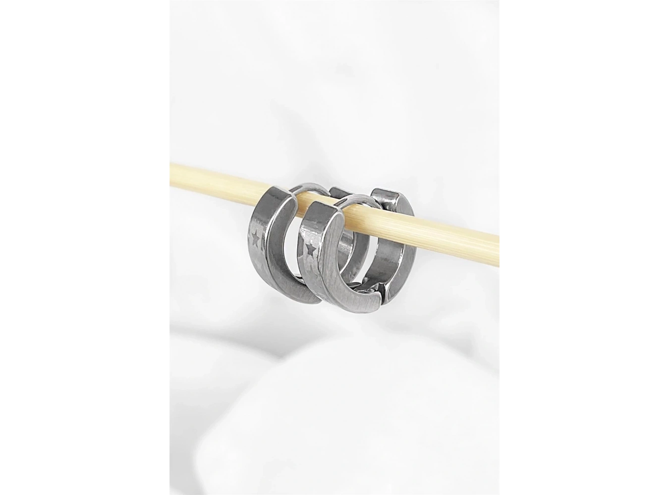 Gümüş Renk Yıldız Desenli Unisex Halka Küpe (Çift)