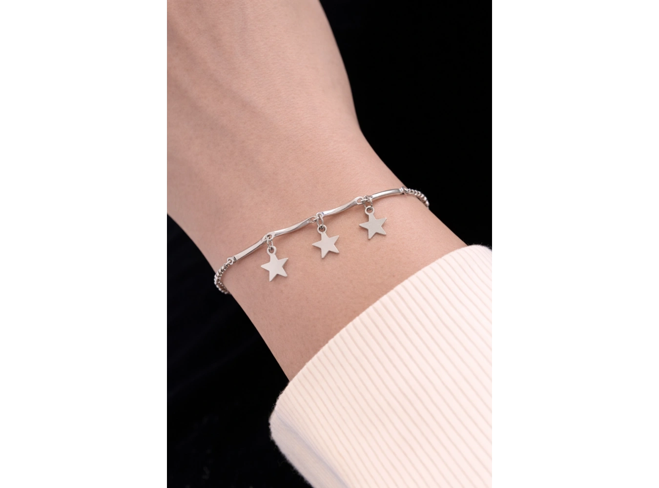 Gümüş Renk Yıldız Detaylı Çelik Bileklik
