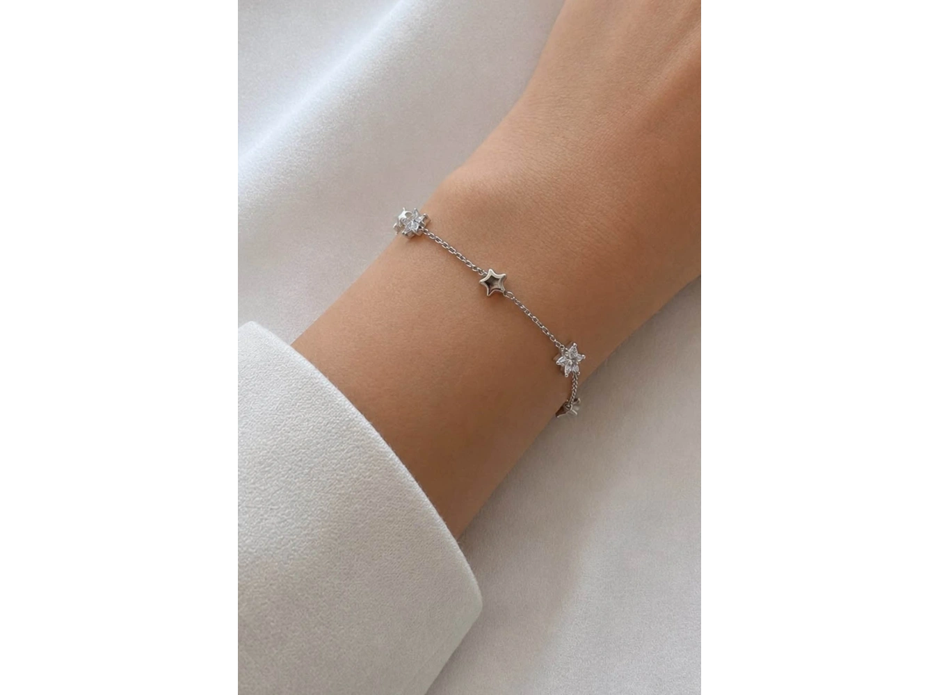 Gümüş Renk Yıldız Figürlü Taş Detaylı Bileklik