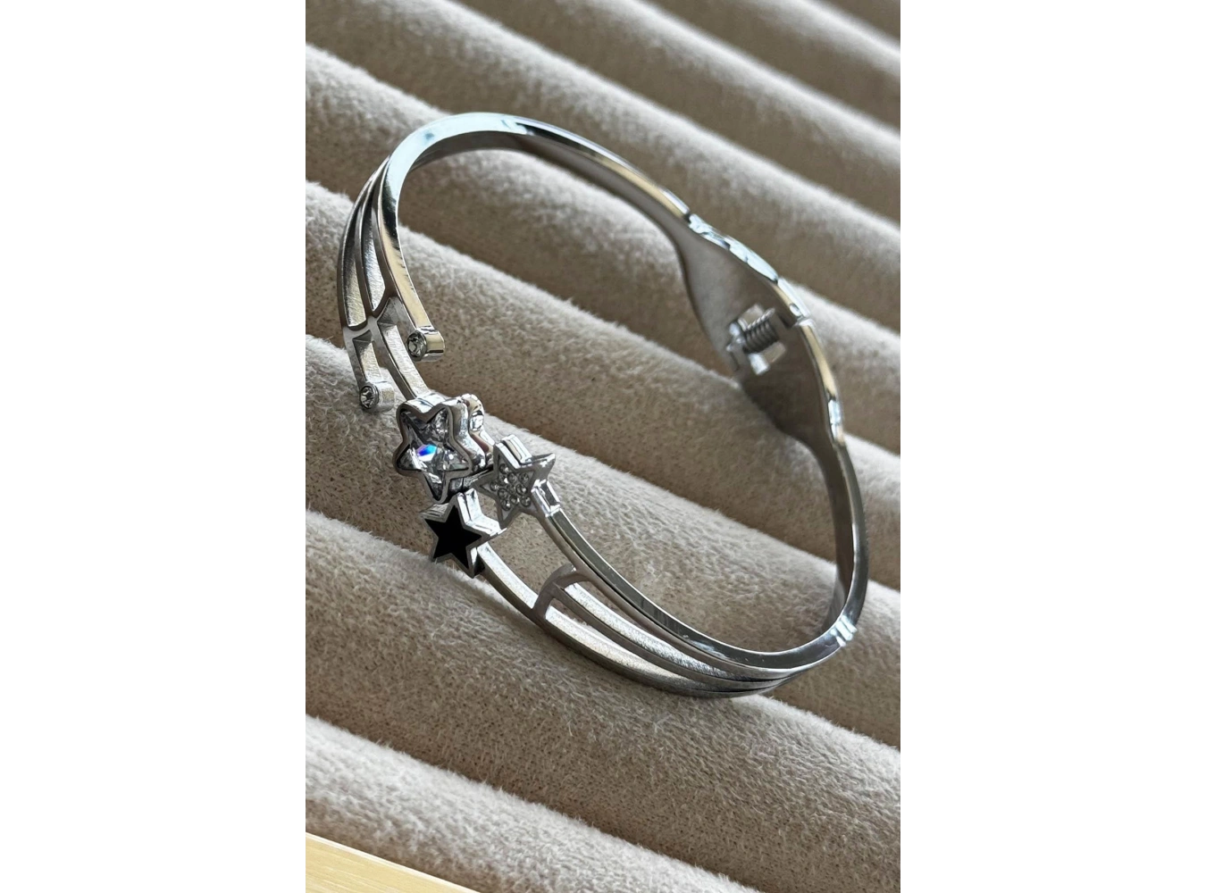 Gümüş Renk Yıldız Figürlü Taş Detaylı Çelik Kelepçe Bileklik
