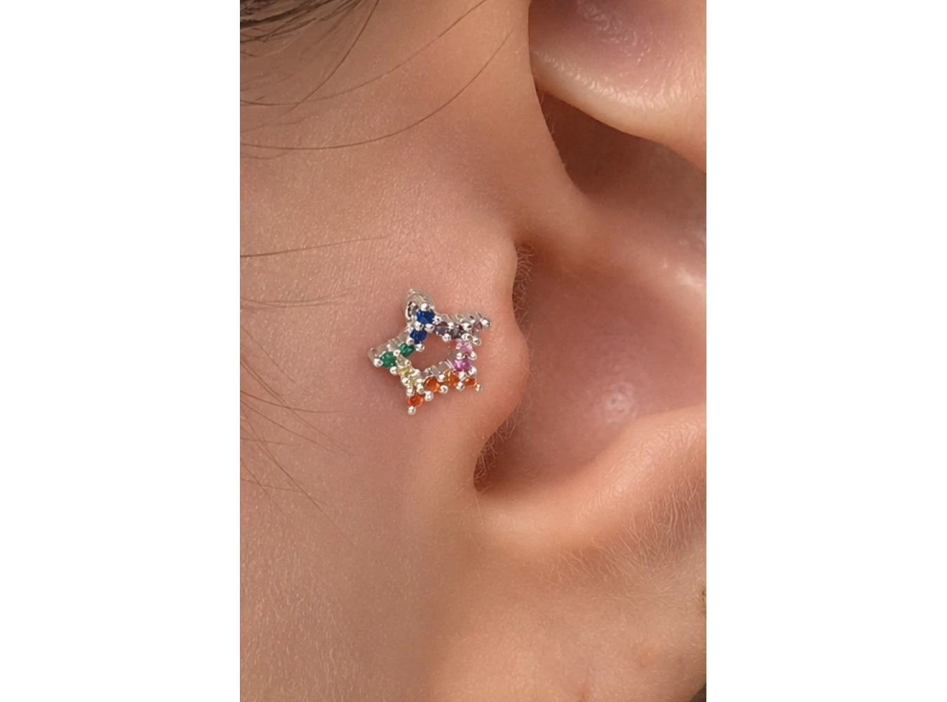 Gümüş Renk Yıldız Figürlü  Taşlı Cerrahi Çelik Tragus/Kıkırdak Küpe/Piercing (Tek)