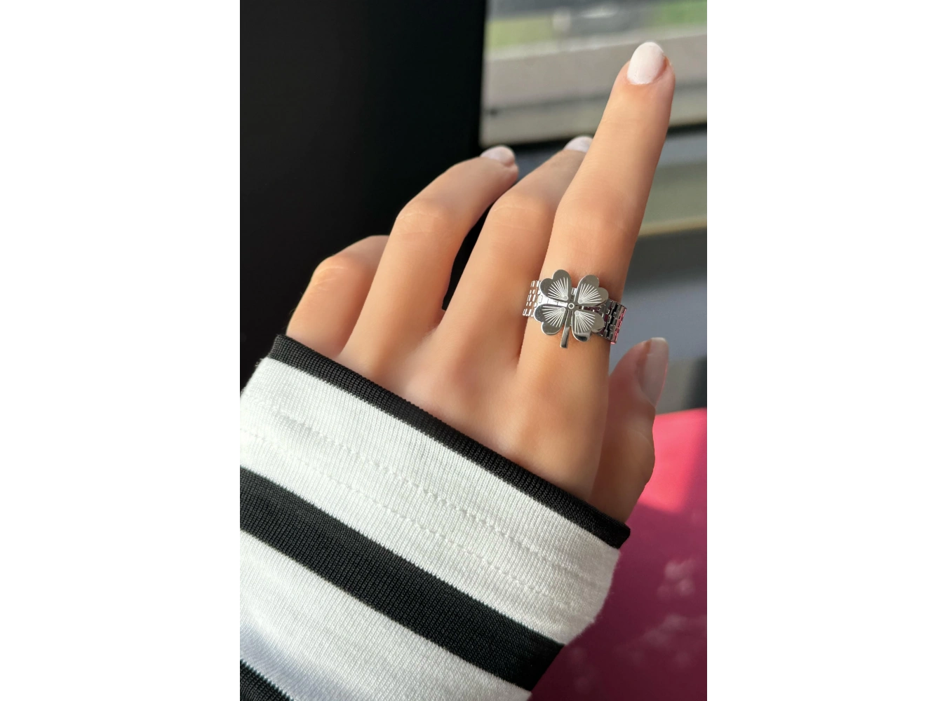 Gümüş Renk Yonca Detaylı Ayarlanabilir Çelik Yüzük