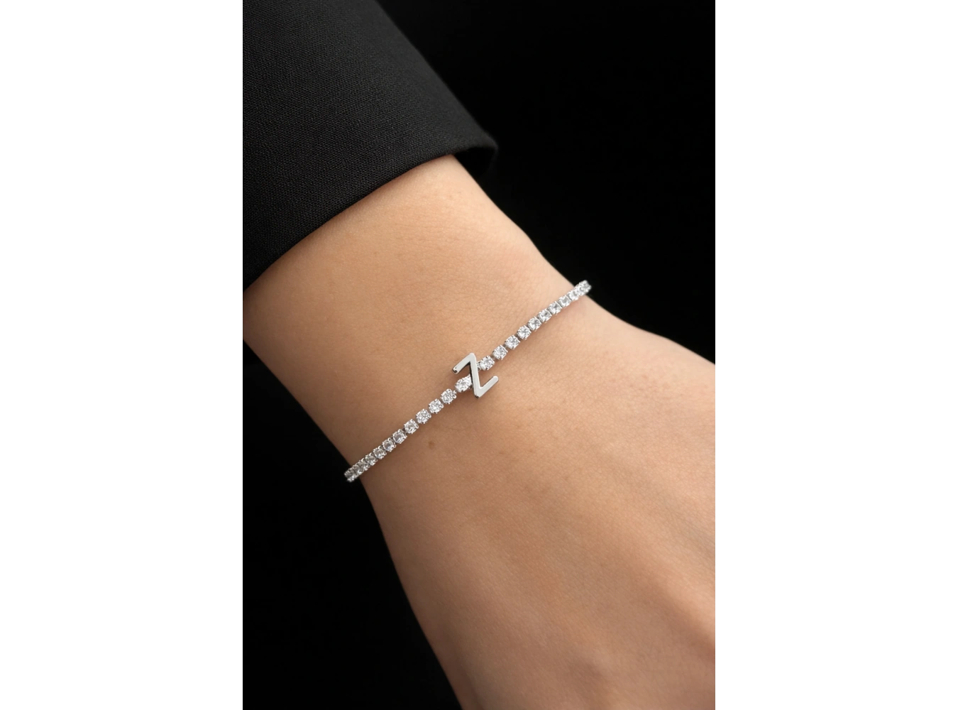 Gümüş Renk Z Harfli Taş Detaylı Çelik Bileklik