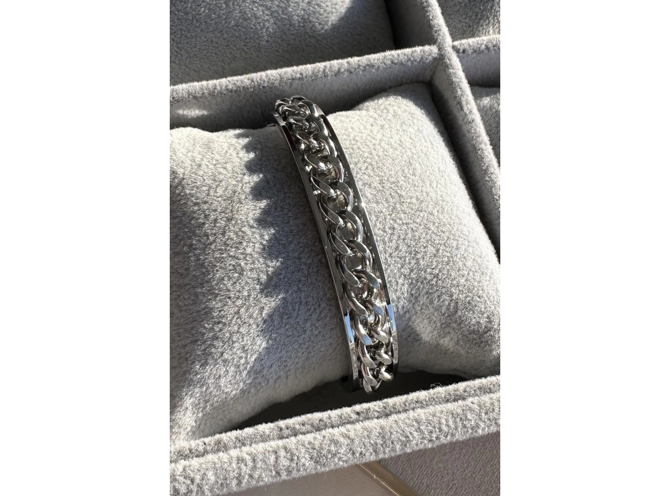 Gümüş Renk Zincir Detaylı Çelik Kelepçe Bileklik