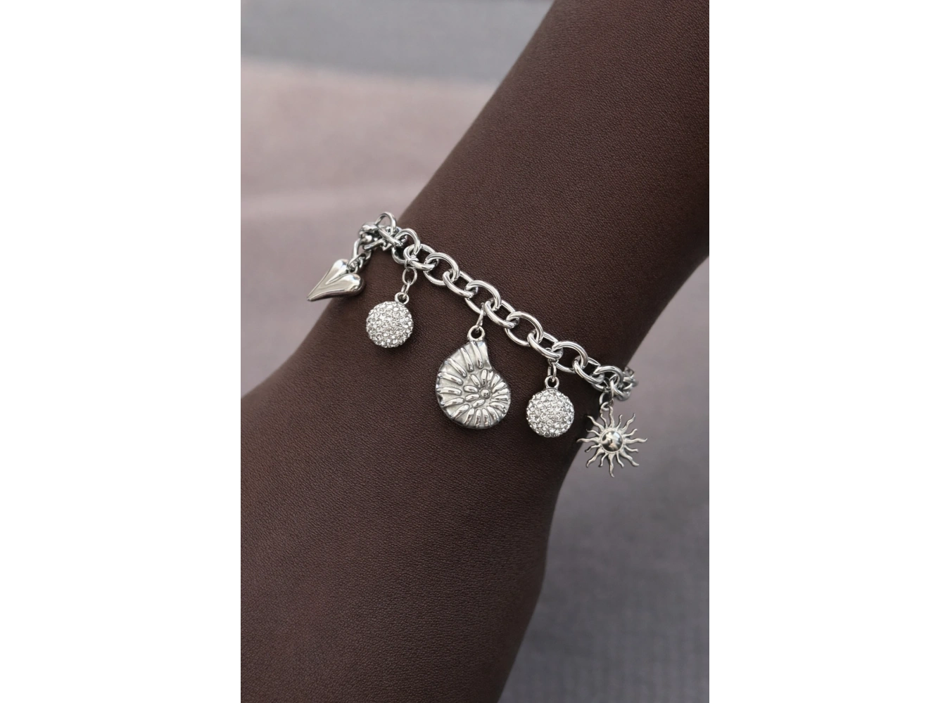 Gümüş Renk Zincir Detaylı Karışık Charmlı Çelik Bileklik