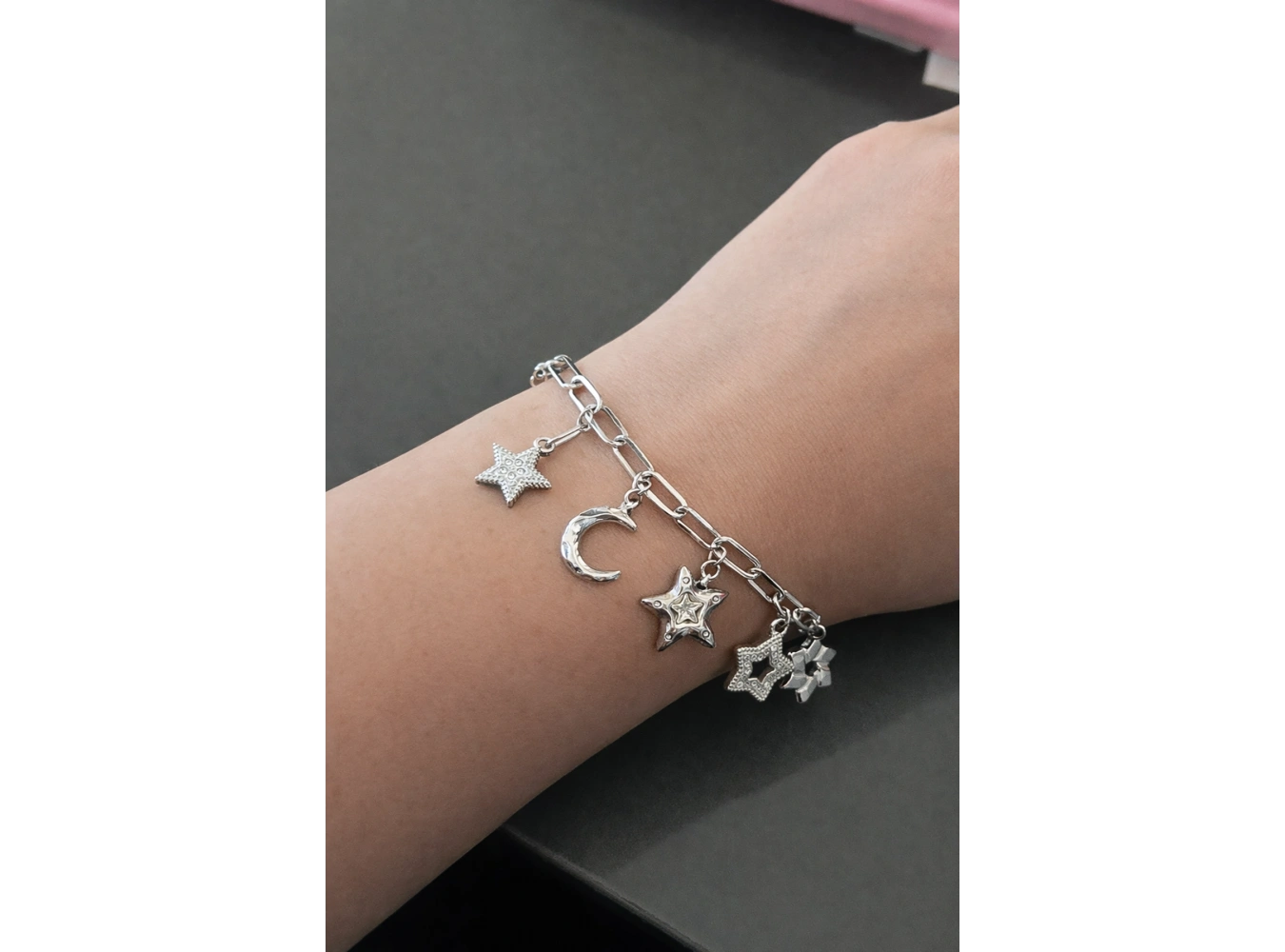 Gümüş Renk Zincir Detaylı Karışık Charmlı Çelik Bileklik
