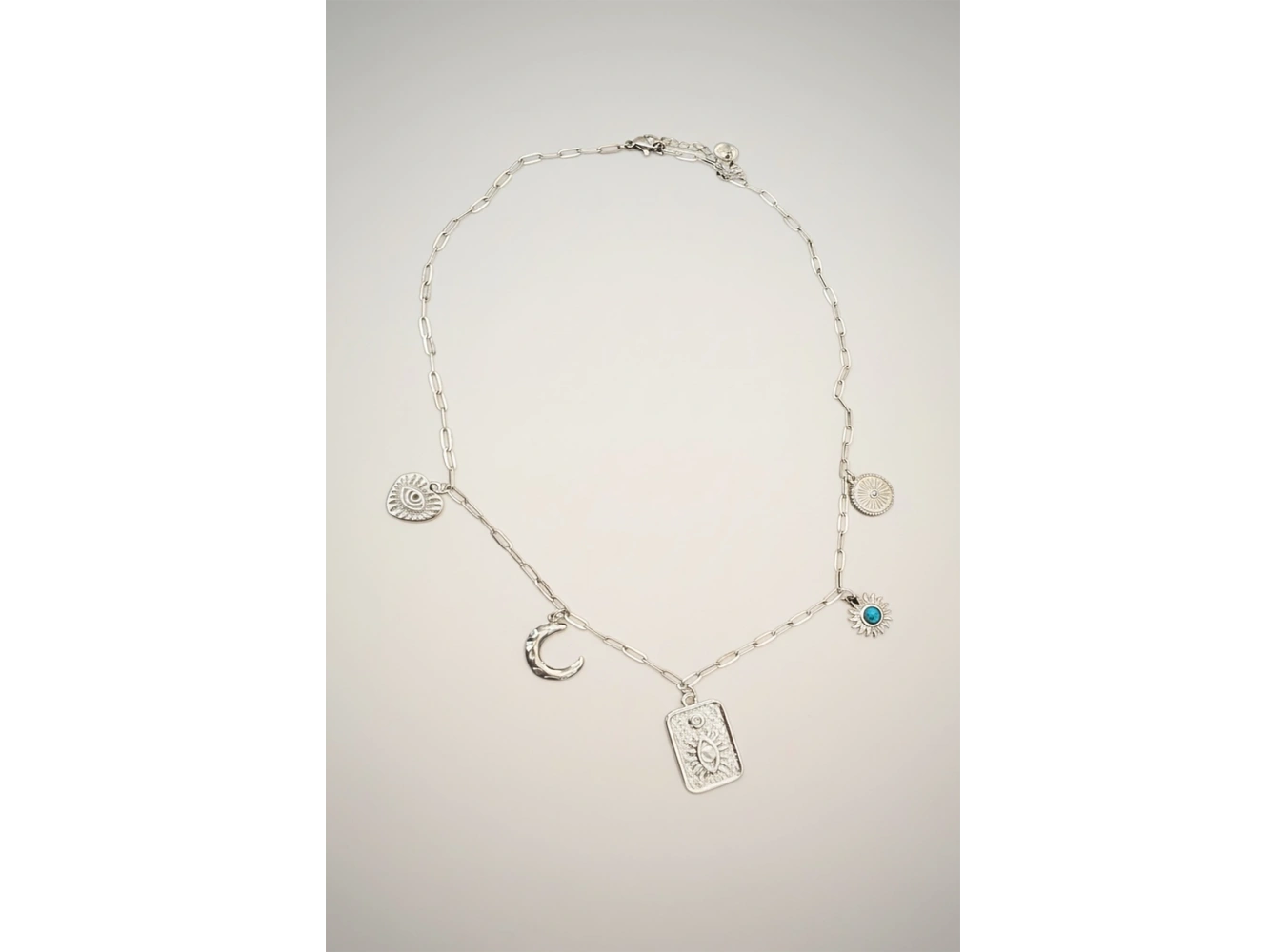 Gümüş Renk Zincir Detaylı Karışık Charmlı Çelik Kolye