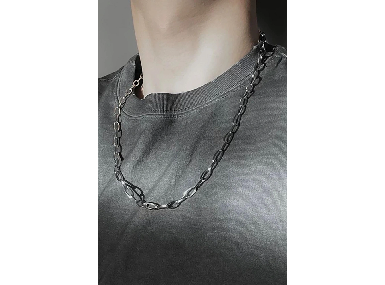 Gümüş Renk Zincir Detaylı Unisex Çelik Kolye