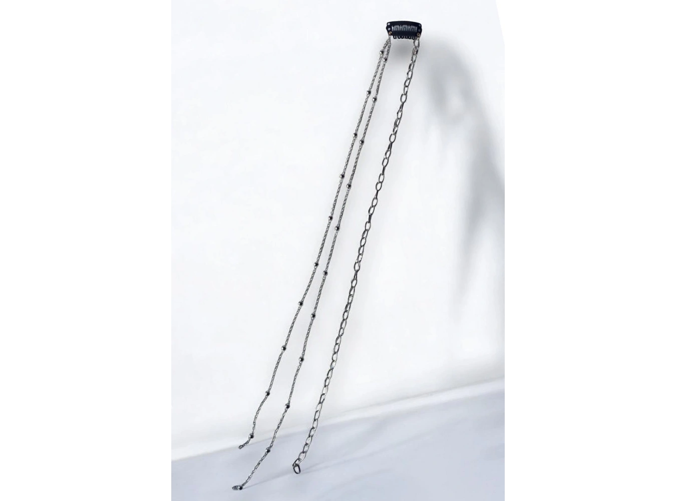 Gümüş Renk Zincir Detaylı Yan Postiş