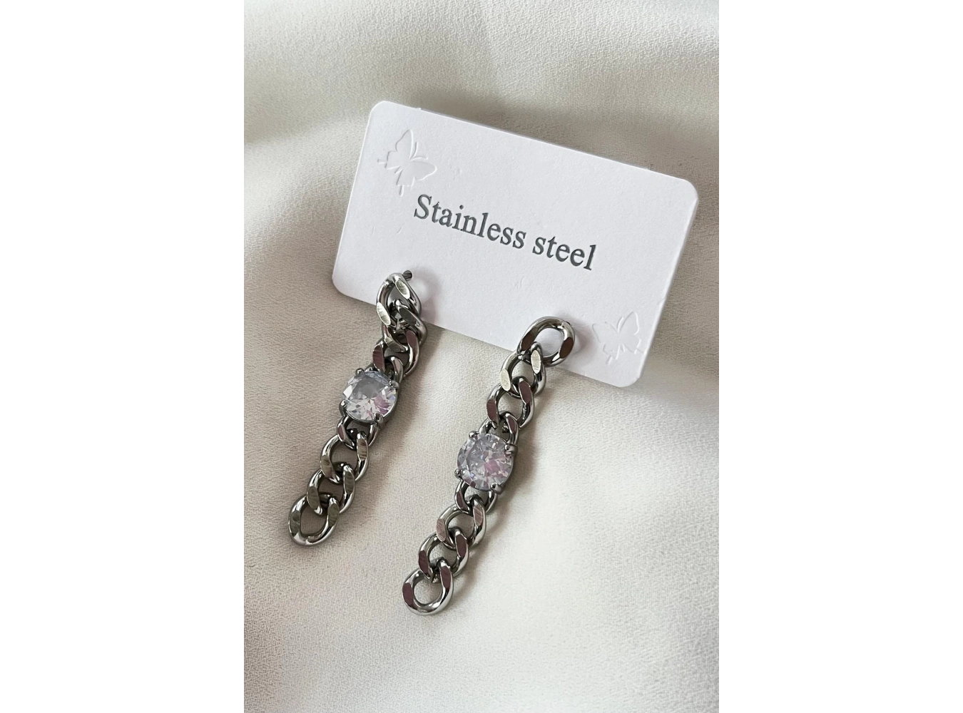 Gümüş Renk Zincir Figürlü Taş Detaylı Çelik Küpe (Çift)