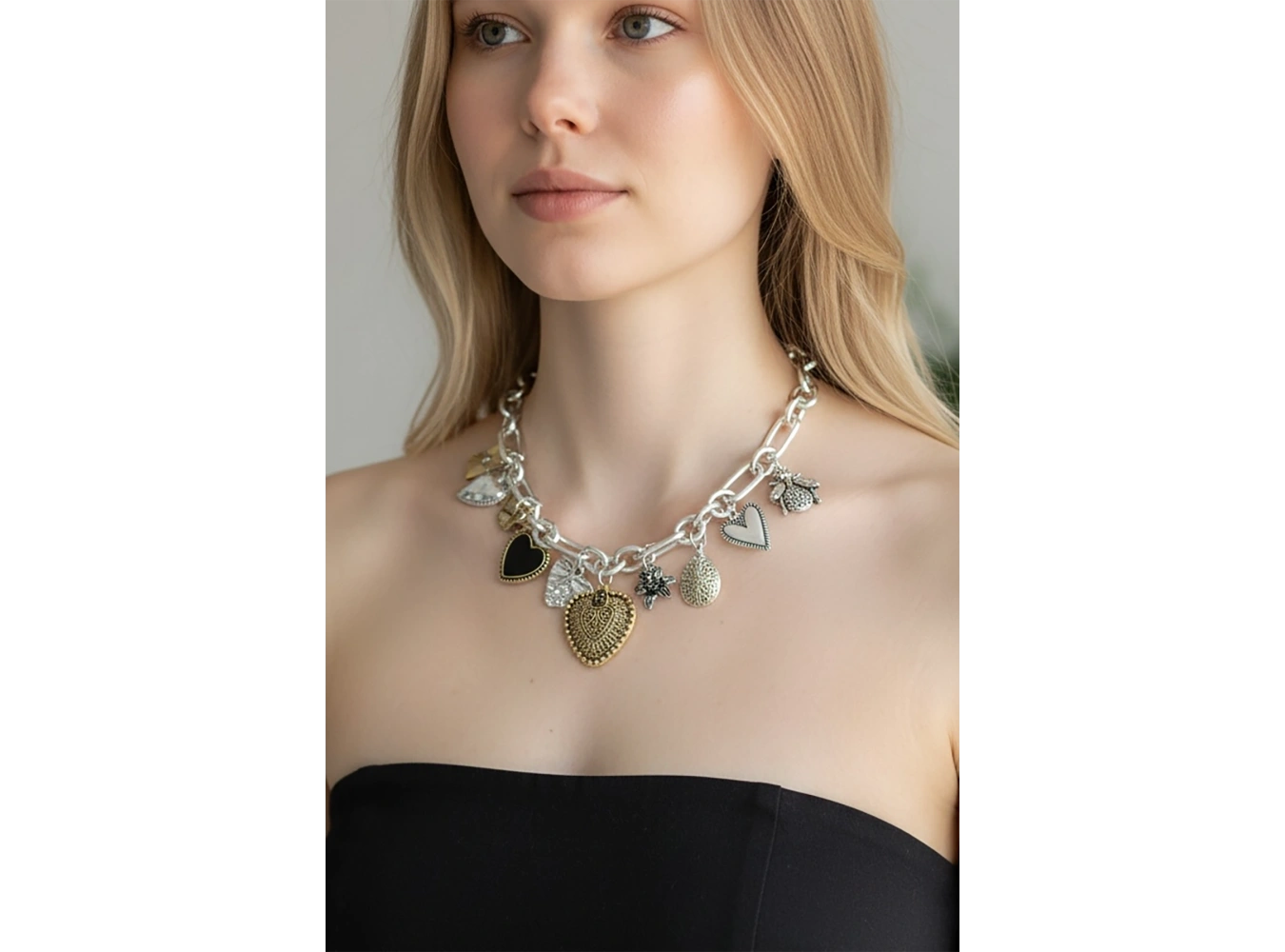 Gümüş Ve Altın Renk Charmlı Tasarım Kolye