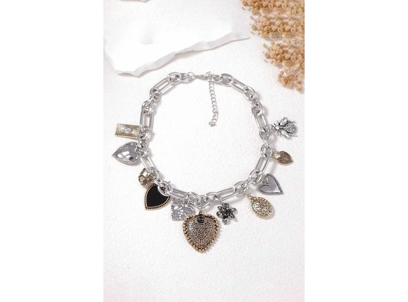 Gümüş Ve Altın Renk Charmlı Tasarım Kolye