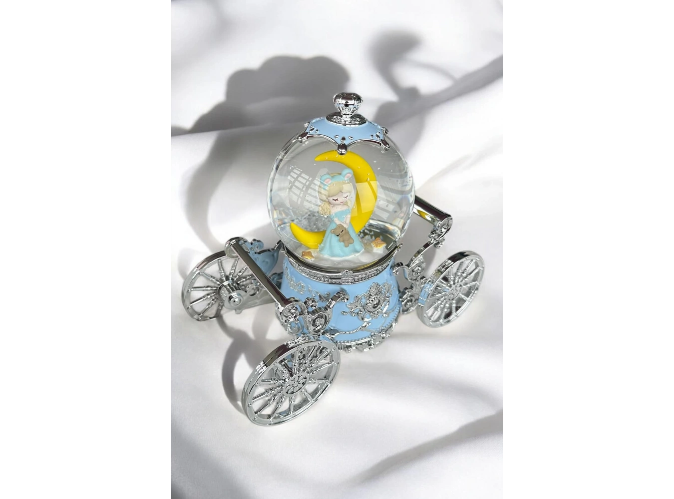 Gümüş Ve Mavi Renk Kız Figürlü Tekerlek Detaylı Müzikli Işıklı Kar Küresi