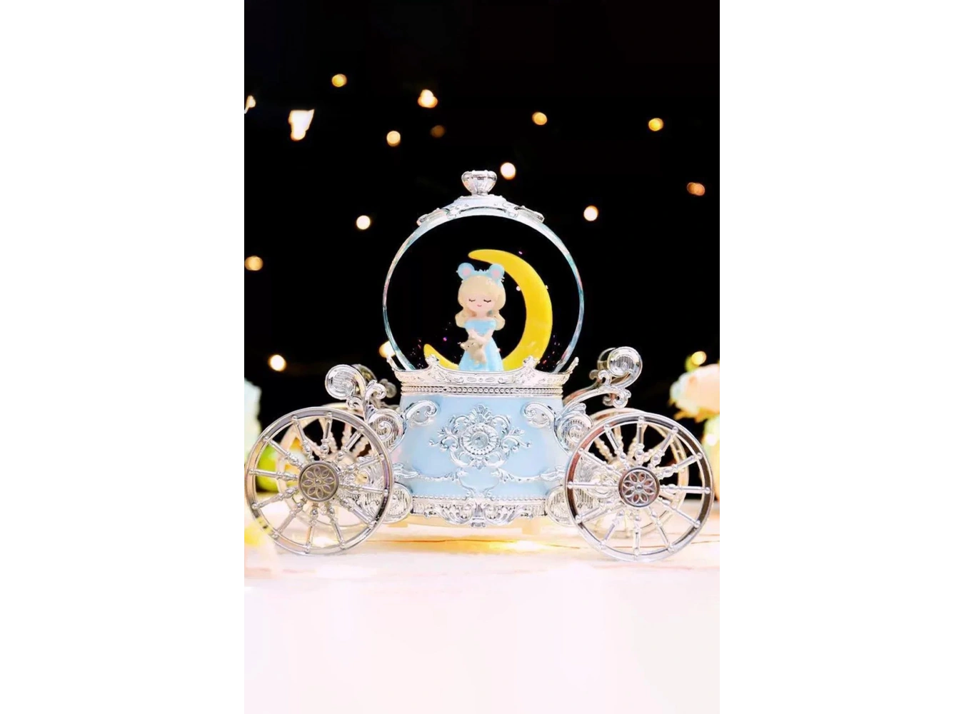 Gümüş Ve Mavi Renk Kız Figürlü Tekerlek Detaylı Müzikli Işıklı Kar Küresi