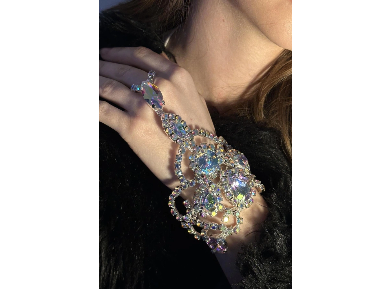 Hologram Taş Detaylı Tasarım Şahmeran