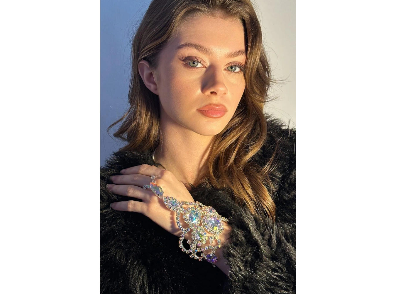 Hologram Taş Detaylı Tasarım Şahmeran