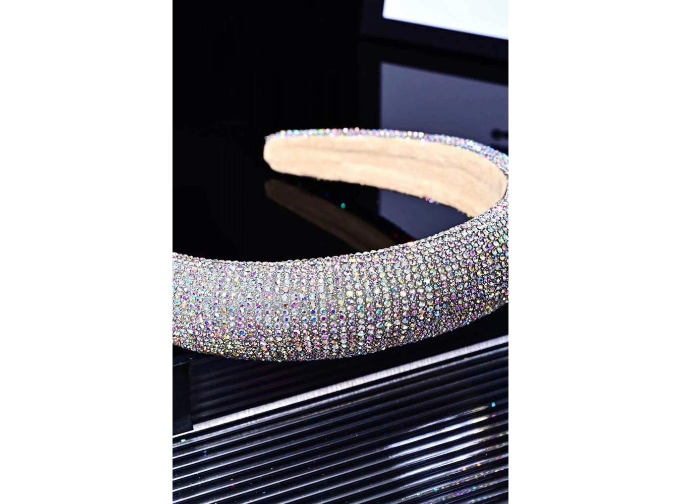 Hologramlı Gümüş Renk Taş Detaylı Taç