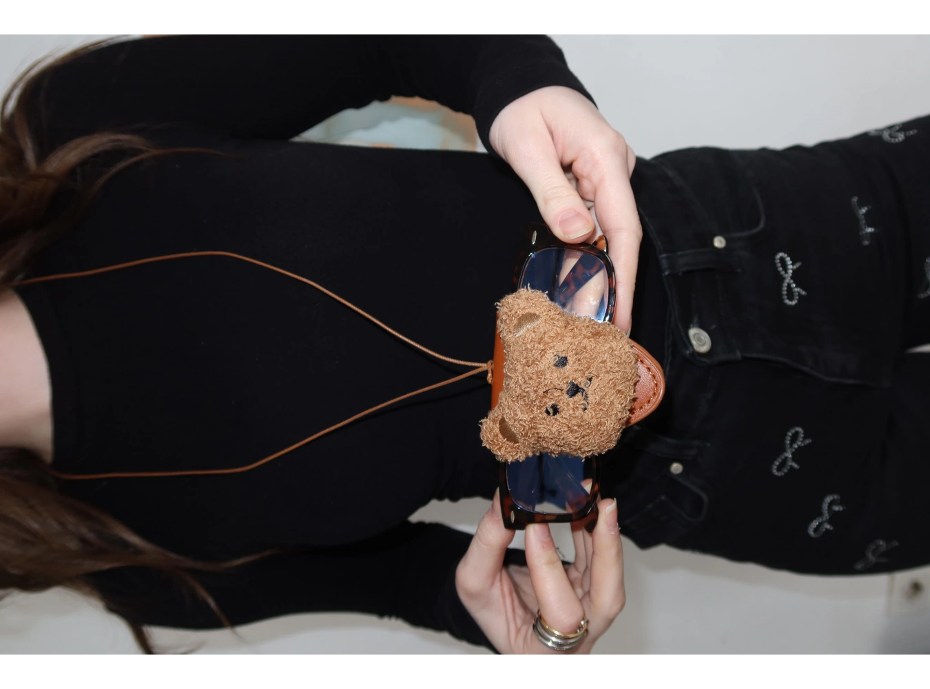 Kahve Renk Ayıcık Figürlü Boyundan Asmalı Deri Gözlük Tutacağı