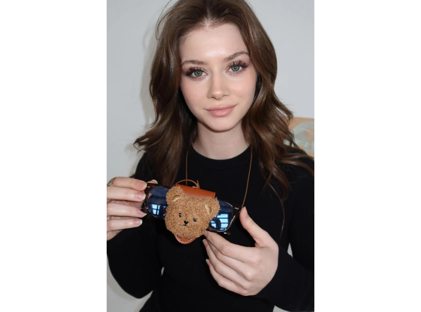 Kahve Renk Ayıcık Figürlü Boyundan Asmalı Deri Gözlük Tutacağı